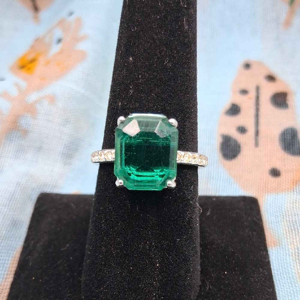 Vintage Avon Emerald Green Gemstone Sz 8